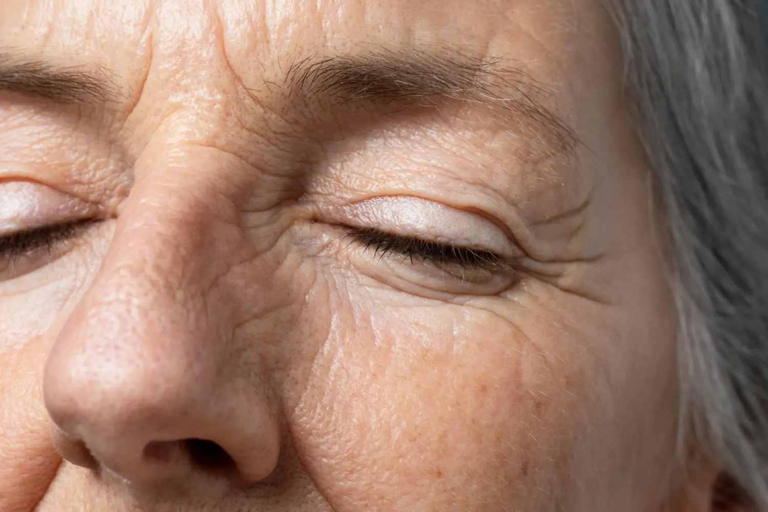 Close no olho de uma mulher madura com linhas de expressão e flacidez palpebral
