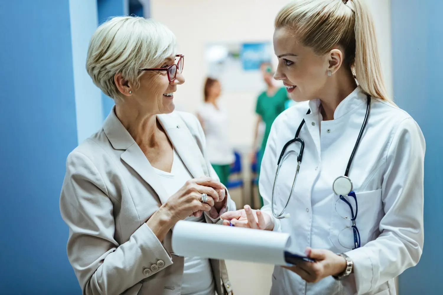 Médica conversando com paciente em ambiente clínico