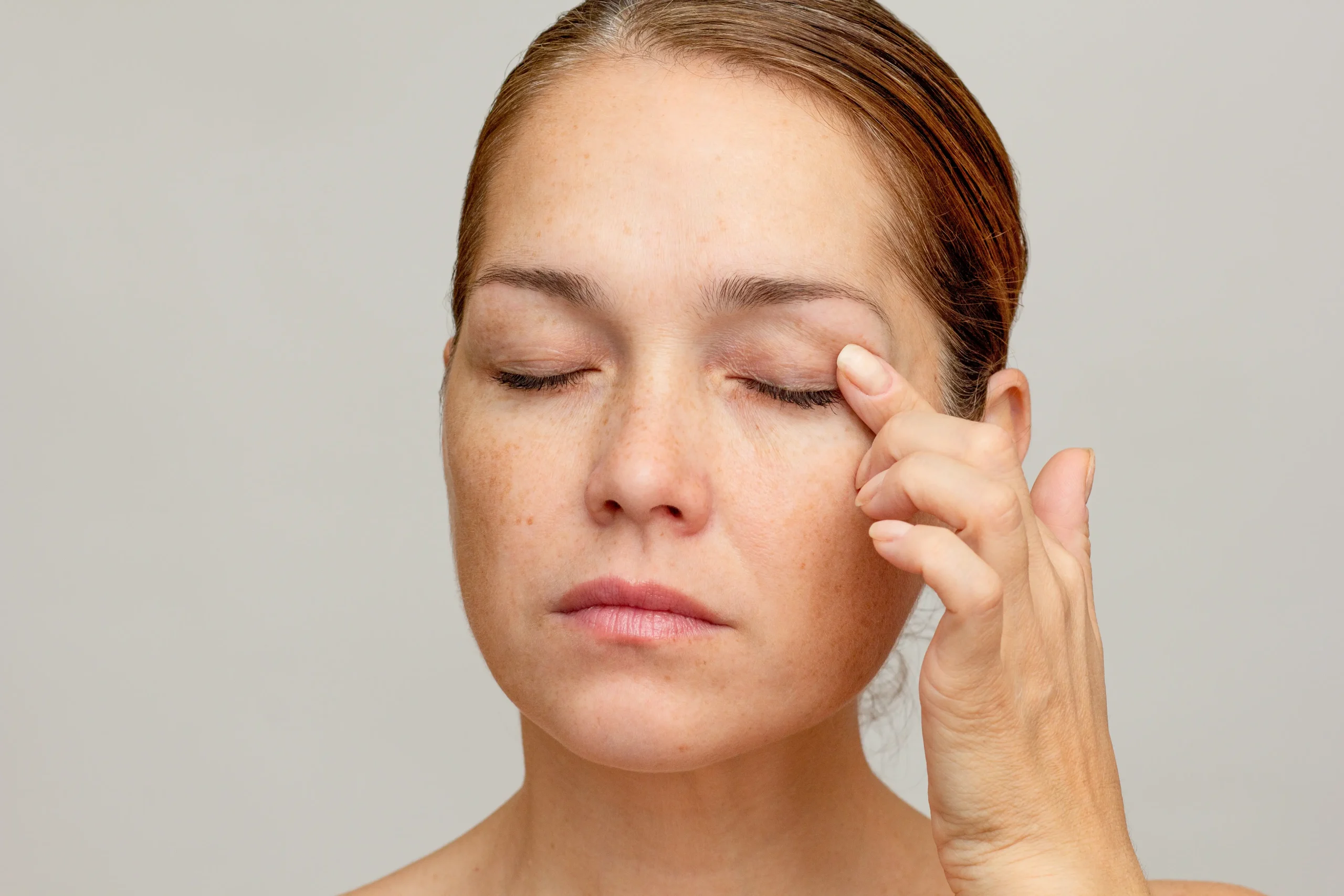Mulher de meia-idade com os olhos fechados